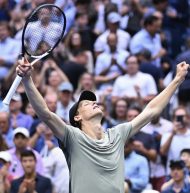 Al cospetto del Maestro Federer, Sinner diventa il più giovane campione a Shanghai